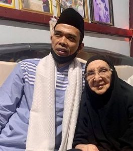 20201009081731 1 perempuan 104 tahun khatam alquran setiap 5 hari sekali 001 addina zulfa fa039izah e1638930747590