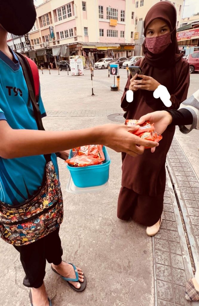 Pelajar 16 tahun gigih menjual keropok di sebuah pusat bandar demi menyara keluarga 12 sdk2