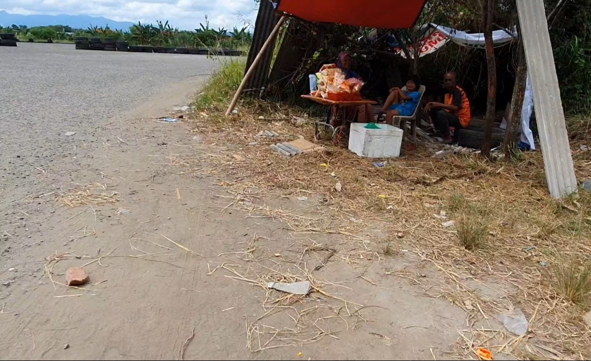 mak cik jual keropok sara anak