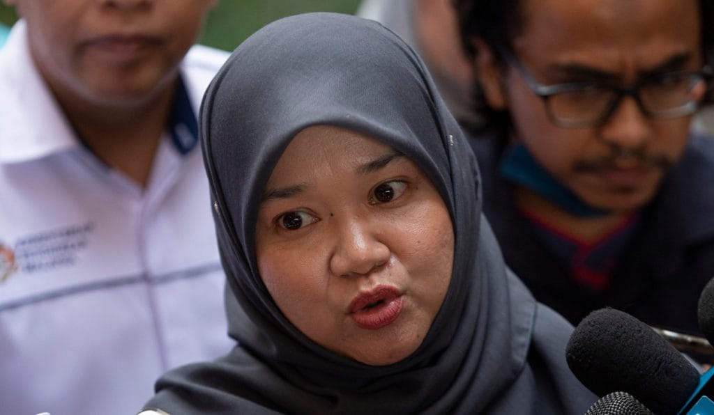 Pelajar UMS Daftar Masuk Bawa Bagasi " KARUNG". Semoga Kau Berjaya Dik! 5 YB Fadhlina e1727662509484