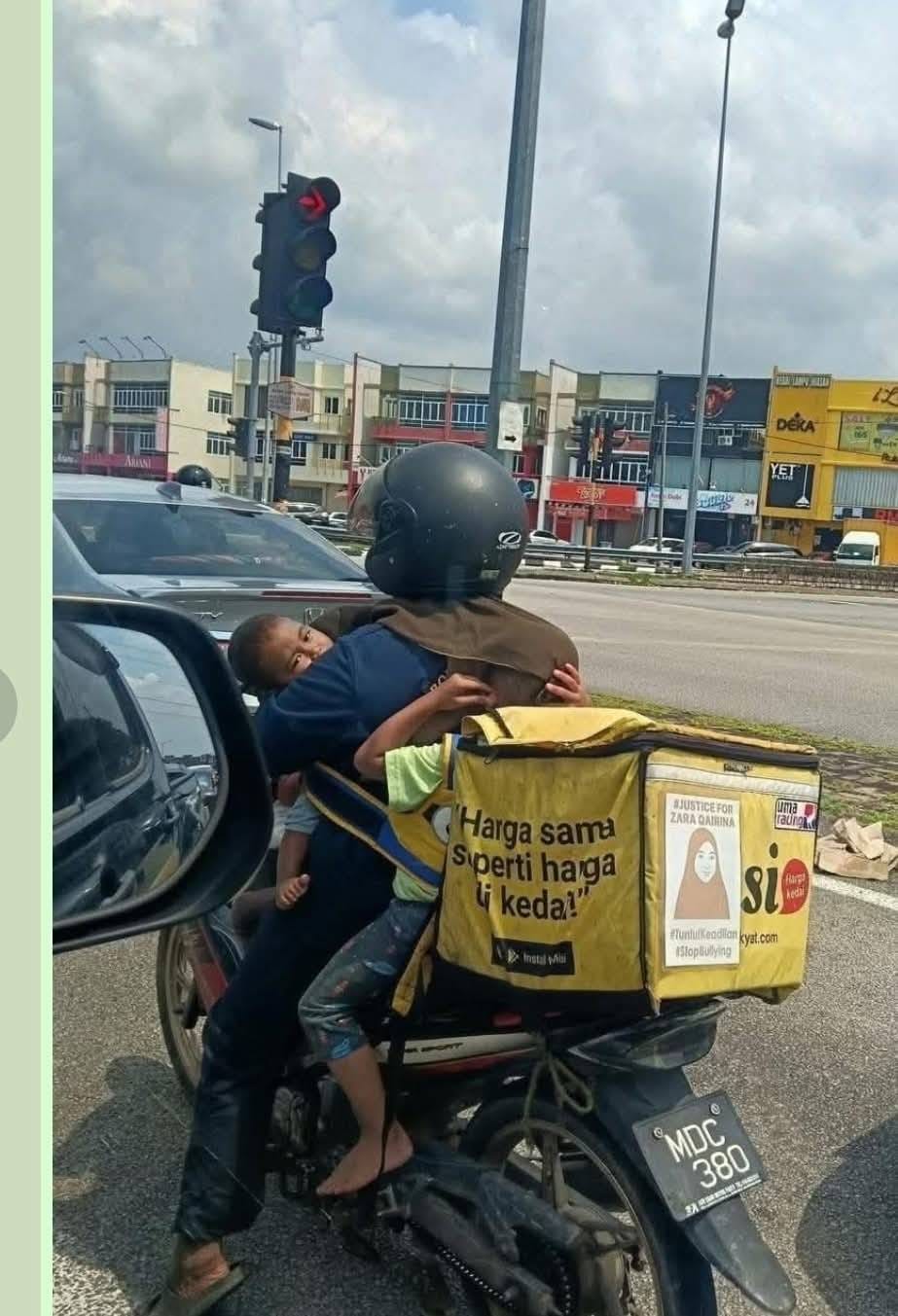 "Dapat RM30 Sehari Pun Saya Bersyukur" – Ibu Muda Gagah Hantar Makanan Sambil Bawa Tiga Anak Kecil 19  Ibu Muda Gagah Hantar Makanan Sambil Bawa Tiga Anak Kecil