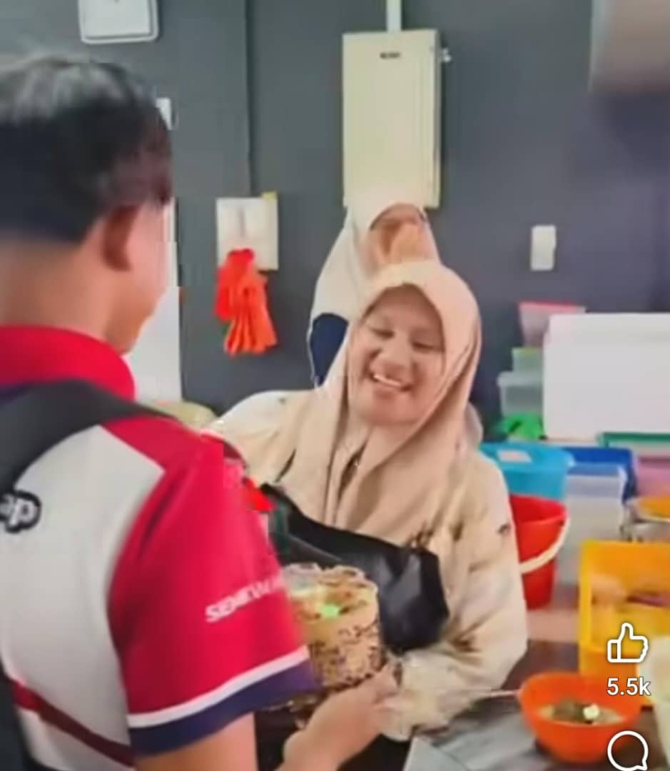 “Orang Lain Malu Kalau Mak Kerja Kantin, Tapi Abang Ni Bangga Dengan Maknya” 27 WhatsApp Image 2025 11 08 at 15.20.46 6c0d67fc