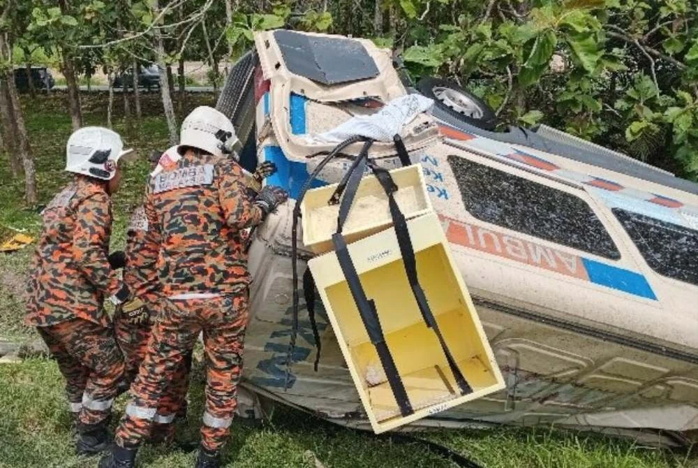 Ambulans Terbalik di PLUS