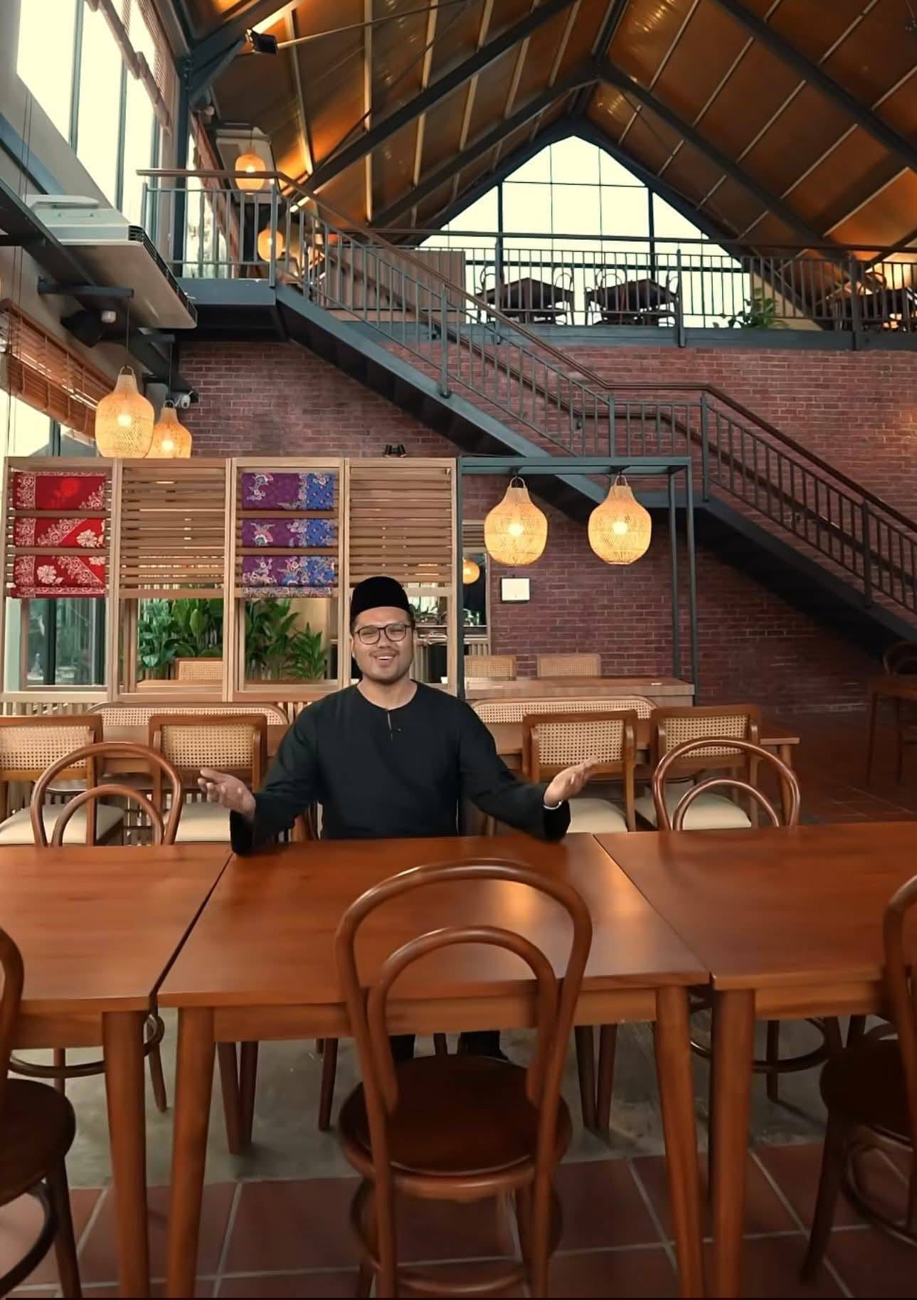 Khairul Aming Umum Restoran Pertama