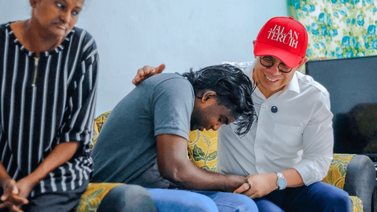 Kehilangan Ibu Bapa, Terpaksa Kerja Siang Malam — Menteri Hulur Bantuan RM20,000 23 Kehilangan Ibu Bapa Terpaksa Kerja Siang Malam — Menteri Hulur Bantuan RM20000 2