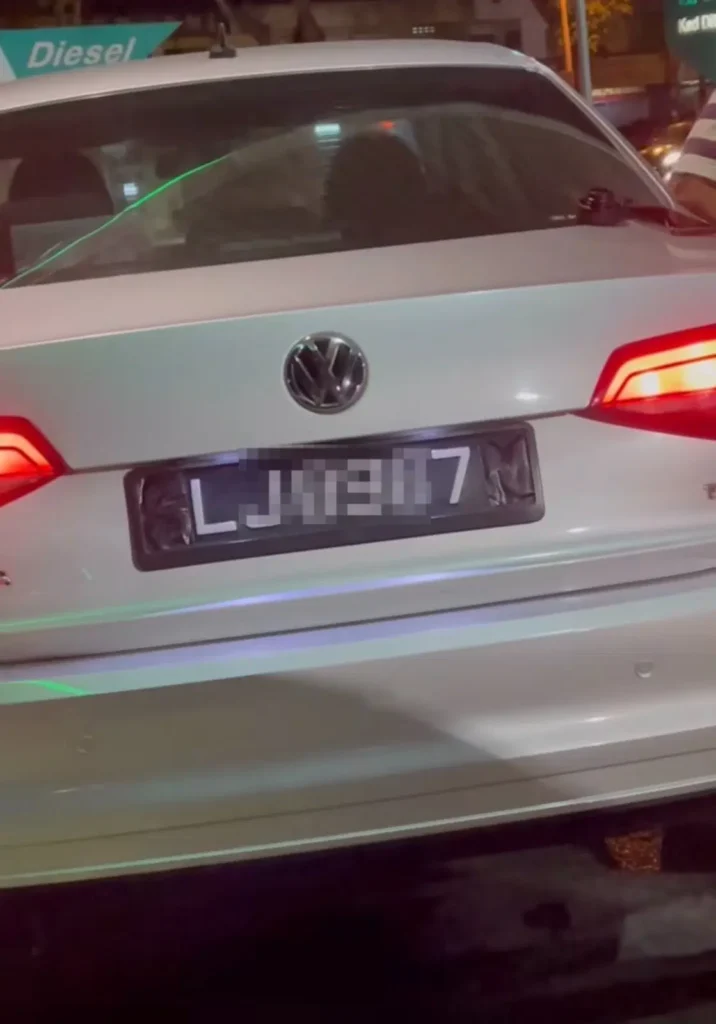 PR Singapura Tutup Plat Nombor Kereta Dengan Pita Hitam Untuk Isi RON95, Didenda RM9,000 Oleh Mahkamah 12 PR Singapura Tutup Plat Nombor Kereta