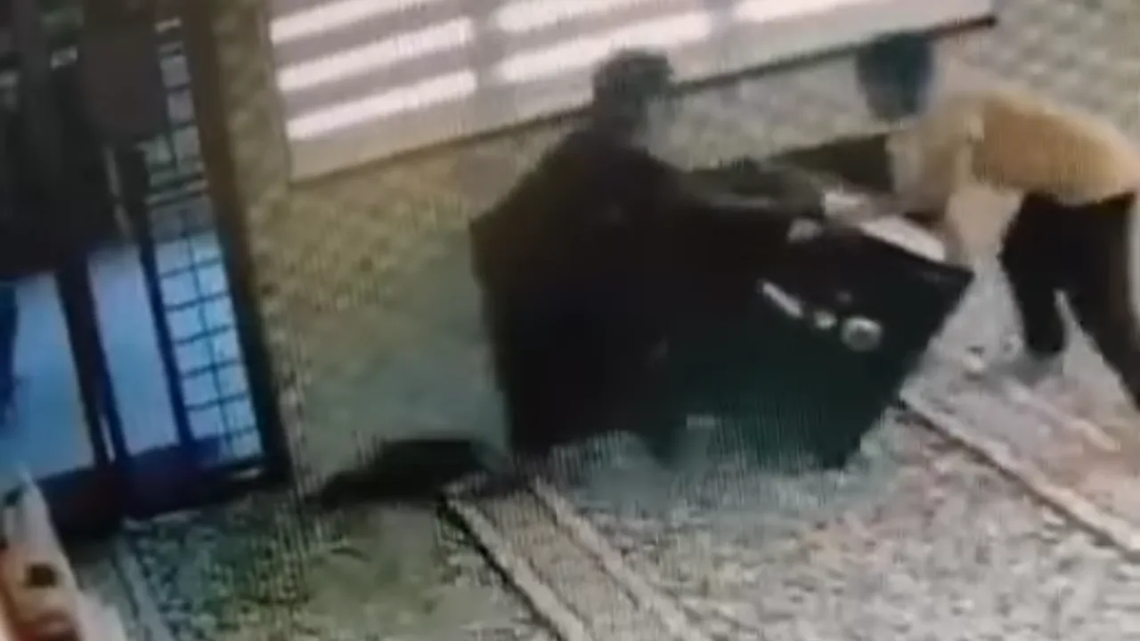 remaja pecah tabung masjid