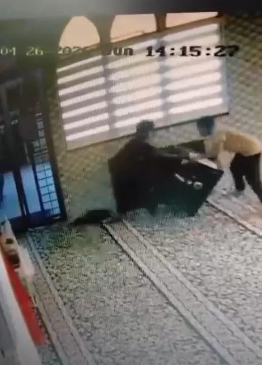 remaja pecah tabung masjid