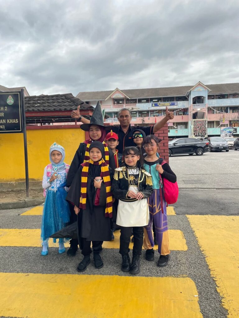 “Kami Sayang Cikgu Ishak…” — 10 Tahun Menabur Bakti, Akhirnya Tiba Masa Berpisah. Jasa Seorang Guru Tidak Akan Pernah Dilupakan 7 854187320 18058830041645119 4625012493503734890 n