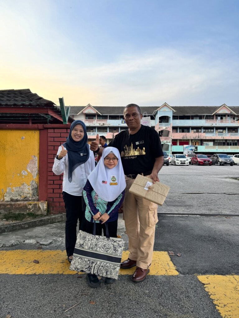 “Kami Sayang Cikgu Ishak…” — 10 Tahun Menabur Bakti, Akhirnya Tiba Masa Berpisah. Jasa Seorang Guru Tidak Akan Pernah Dilupakan 6 860831271 18058830023645119 805520706557181320 n